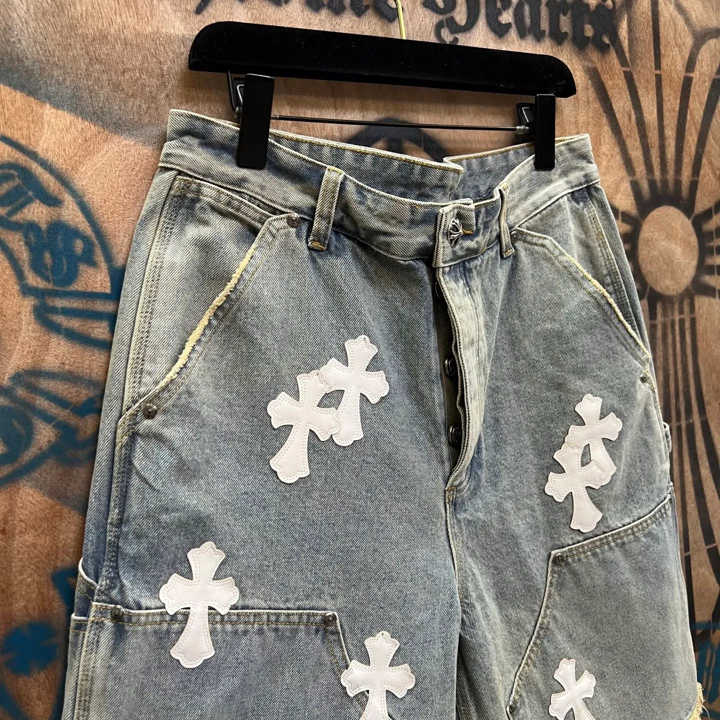 P520 chrome hearts limited series new city limited jeans Chrome Hearts city limited denim shorts vintage levis American made 501 505 517 base version remake Levis American made 501 base version imported sheepskin 925 silver remake Customers provide waist and pants length or height and weight. The studio will select the most suitable base version for you to remake. There are many people doing remakes in the market. Don’t belittle or comment. The difference is visible to the naked eye. See and compare for yourself #CHROME HEARTS Unisex style